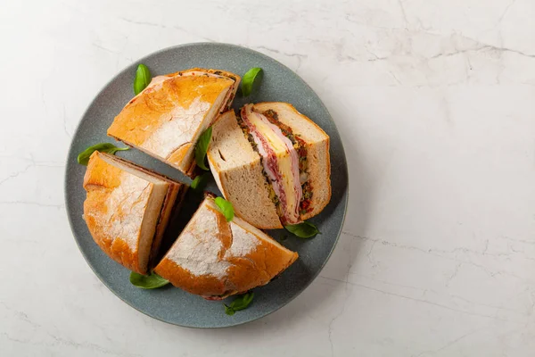 Muffuletta Sandwich Con Queso Jamón Pasta Aceitunas Una Receta Tradicional —  Fotos de Stock