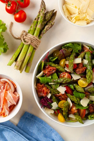 Salat Mit Spargel Und Speck Ansicht Von Oben — Stockfoto