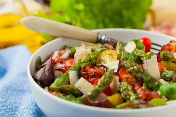 Salat Mit Spargel Und Speck Frontansicht — Stockfoto