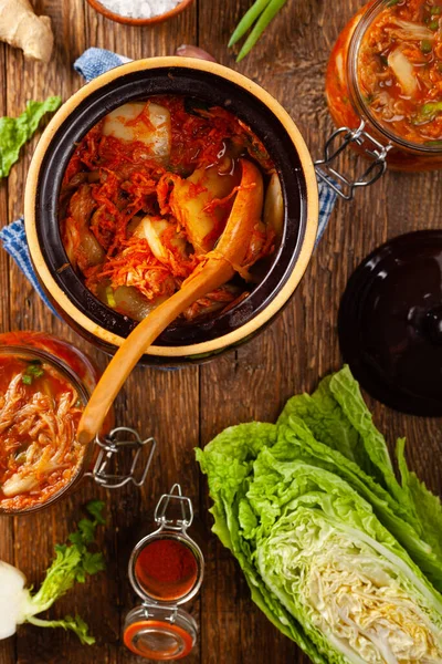 Kimçi lahanası. Bulaşıklara ek olarak mükemmel ya da ayrı ayrı yenmiş. Üst görünüm.