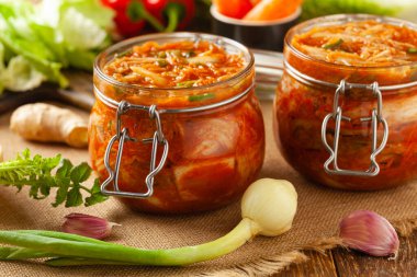 Kimçi lahanası. Bulaşıklara ek olarak mükemmel ya da ayrı ayrı yenmiş. Ön görünüm.