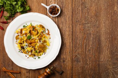 Biryani ve tavuk. Geleneksel Hint yemeği ve baharat ve yoğurt ile marine edilmiş tavuk. Doğal ahşap arka plan. 