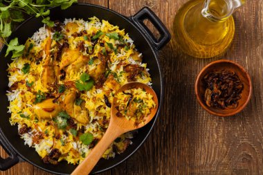 Biryani ve tavuk. Geleneksel Hint yemeği ve baharat ve yoğurt ile marine edilmiş tavuk. Doğal ahşap arka plan. 