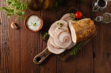 Pastırma lapası. Dilimlenmiş et ve beyaz sosla servis edilir. Üst görünüm.