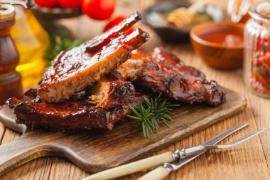 Kızarmış domuz pirzolası ve bbq sosu. Tahta bir tahtanın üzerinde servis edilmiş. Ön görünüm.