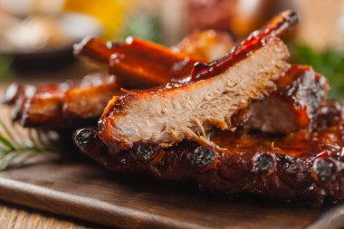 Kızarmış domuz pirzolası ve bbq sosu. Tahta bir tahtanın üzerinde servis edilmiş. Ön görünüm.