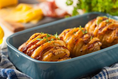 İsveççe fırında patates. Hasselback. Peynir ve pastırmayla doldurulmuş. Üst görünüm. 
