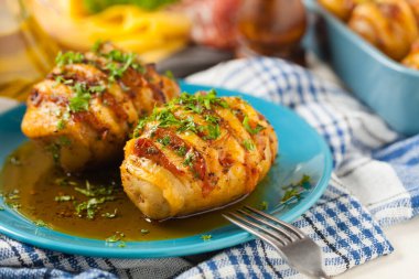İsveççe fırında patates. Hasselback. Peynir ve pastırmayla doldurulmuş. Üst görünüm. 