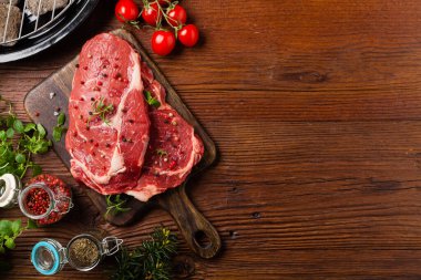 Çiğ biftek, ızgara için hazır. Izgara aksesuarları. Kavram. Açıklama için boş yer. Üst görünüm.