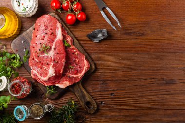 Çiğ biftek, ızgara için hazır. Izgara aksesuarları. Kavram. Açıklama için boş yer. Üst görünüm.