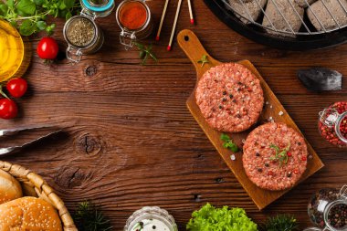 Çiğ sığır burger, ızgara için hazır. Izgara aksesuarları. Kavram. Açıklama için boş yer. Üst görünüm.