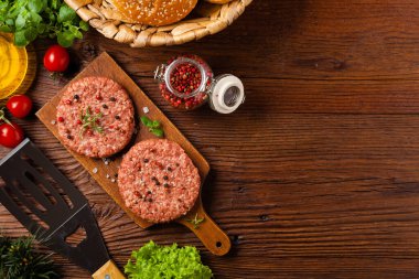 Çiğ sığır burger, ızgara için hazır. Izgara aksesuarları. Kavram. Açıklama için boş yer. Üst görünüm.