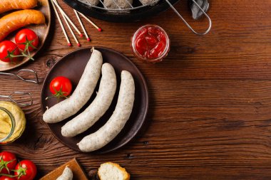 Çiğ, hazır sosisler. Izgara aksesuarları. Kavram. Tarif için yer. Üst görünüm. 