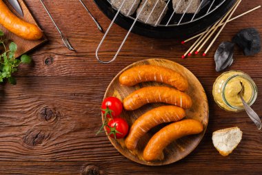 Çiğ, hazır sosisler. Izgara aksesuarları. Kavram. Tarif için yer. Üst görünüm. 