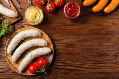 Çiğ, hazır sosisler. Izgara aksesuarları. Kavram. Tarif için yer. Üst görünüm. 