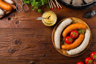 Çiğ, hazır sosisler. Izgara aksesuarları. Kavram. Tarif için yer. Üst görünüm. 