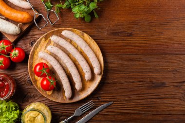 Çiğ, hazır sosisler. Izgara aksesuarları. Kavram. Tarif için yer. Üst görünüm. 