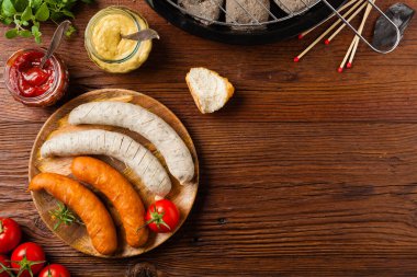 Çiğ, hazır sosisler. Izgara aksesuarları. Kavram. Tarif için yer. Üst görünüm. 