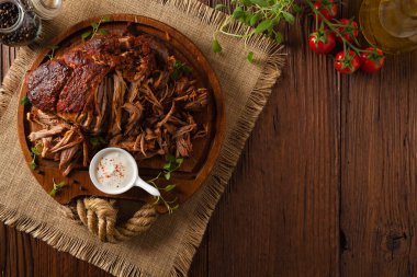 Tahtada domuz eti var. Üst görünüm.