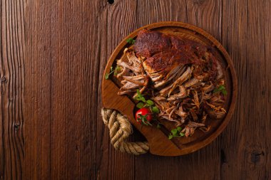 Tahtada domuz eti var. Üst görünüm.