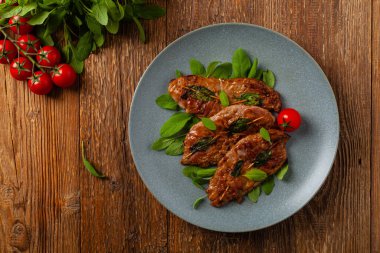 Saltimbocca. Adaçayı ve Parma jambonlu dana şnitzel. İtalyan spesiyali. Üst görünüm.