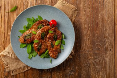 Saltimbocca. Adaçayı ve Parma jambonlu dana şnitzel. İtalyan spesiyali. Üst görünüm.