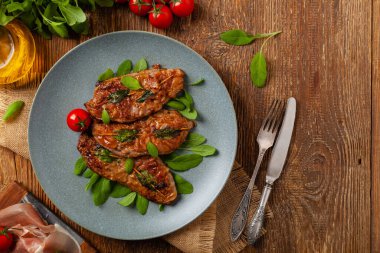 Saltimbocca. Adaçayı ve Parma jambonlu dana şnitzel. İtalyan spesiyali. Üst görünüm.