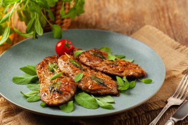 Saltimbocca. Adaçayı ve Parma jambonlu dana şnitzel. İtalyan spesiyali. Ön görünüm.