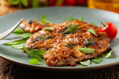 Saltimbocca. Adaçayı ve Parma jambonlu dana şnitzel. İtalyan spesiyali. Ön görünüm.