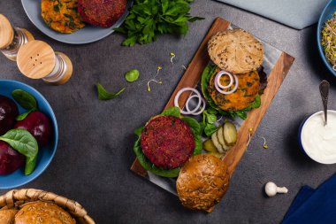 Havuçlu sebze burger, pancar kökü ve mantar. Üst Manzara. Siyah arkaplan.