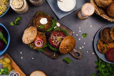 Havuçlu sebze burger, pancar kökü ve mantar. Üst Manzara. Siyah arkaplan.