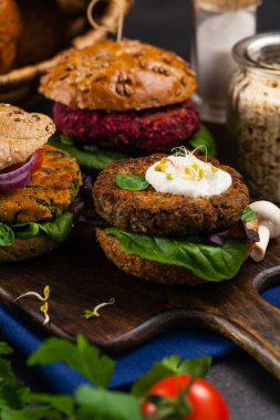 Havuçlu sebze burger, pancar kökü ve mantar. Ön manzara. Siyah arkaplan.