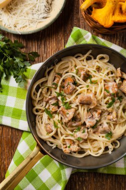 Mantar mantarlı spagetti. Üst görünüm. 