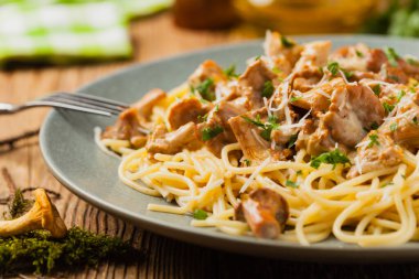 Mantar mantarlı spagetti. Ön görünüm. 