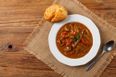 Boeuf, Stroganow, Strogonow. Klasik, Rus sığır güveci. Beyaz tabakta servis edilmiş. Üst Manzara. Doğal arkaplan.   