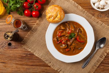 Boeuf, Stroganow, Strogonow. Klasik, Rus sığır güveci. Beyaz tabakta servis edilmiş. Üst Manzara. Doğal arkaplan.   