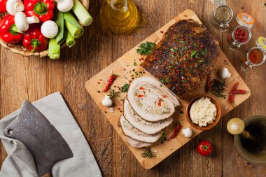 Bütün pastırmayı pişirdim. Kıyma, mantar ve kırmızı biberli Roulade. Üst görünüm.
