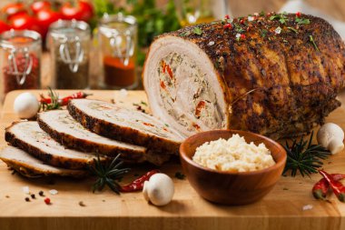 Bütün pastırmayı pişirdim. Kıyma, mantar ve kırmızı biberli Roulade. Ön görünüm.