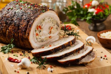 Bütün pastırmayı pişirdim. Kıyma, mantar ve kırmızı biberli Roulade. Ön görünüm.