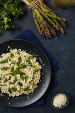 Klasik İtalyan pilavı ve kuşkonmaz. Üst Manzara. Koyu mavi arkaplan.