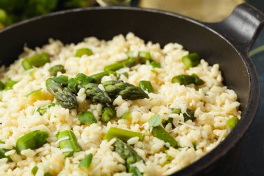 Klasik İtalyan pilavı ve kuşkonmaz. Ön manzara. Koyu mavi arkaplan.