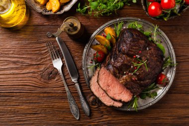 Kızarmış göğüs eti. Kırsal tarzda, doğal ahşap arka plan. Karanlık stil. Üst Manzara. Düz yatıyordu. 