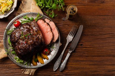 Kızarmış göğüs eti. Kırsal tarzda, doğal ahşap arka plan. Karanlık stil. Üst Manzara. Düz yatıyordu. 