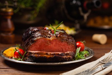 Kızarmış göğüs eti. Kırsal tarzda, doğal ahşap arka plan. Karanlık stil. Ön görünüm. 