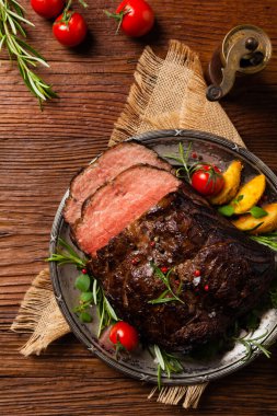 Kızarmış göğüs eti. Kırsal tarzda, doğal ahşap arka plan. Karanlık stil. Üst Manzara. Düz yatıyordu. 