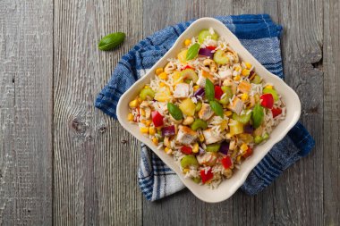 Pirinç, tavuk, fıstık ve sebzeli salata. Üst görünüm. 