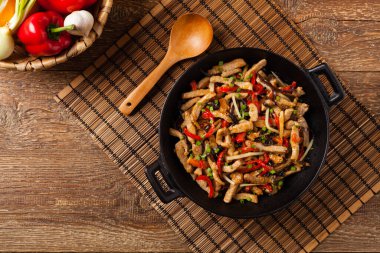 Biberli domuz pirzolası, mantar ve bambu. Pirinçle servis edilmiş. Yukarıdan aşağıya.