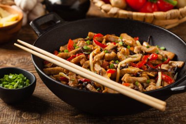 Biberli domuz pirzolası, mantar ve bambu. Pirinçle servis edilmiş. Ön görünüm.