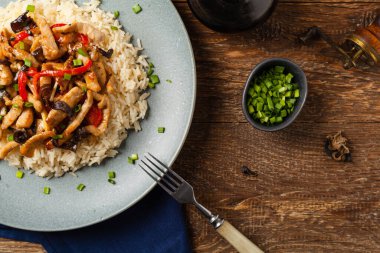 Biberli domuz pirzolası, mantar ve bambu. Pirinçle servis edilmiş. Yukarıdan aşağıya.