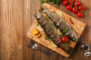 Izgara alabalık. Fırında patatesle servis edilir. Üst görünüm. 